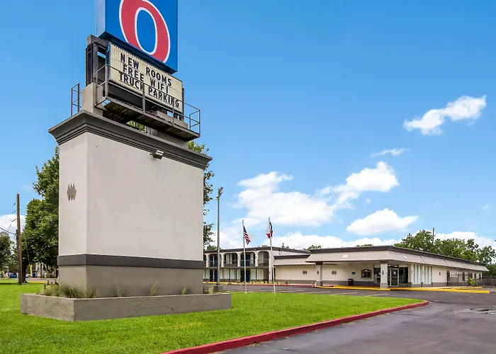 Motel 6 Groves, Tx