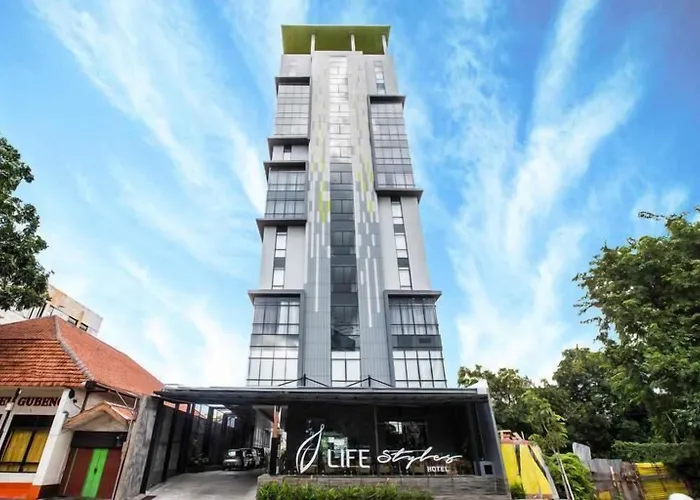 Collection O 11 Life Style Surabaya Hotel