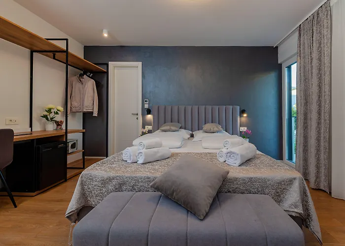 Seven Seas Residence Split