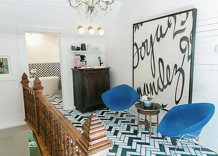 The Frenchie Hotel Round Top