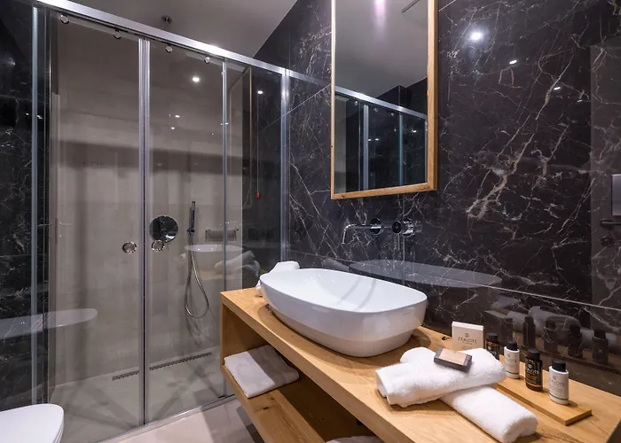 Glow Boutique Hotel & Suites Sarandë