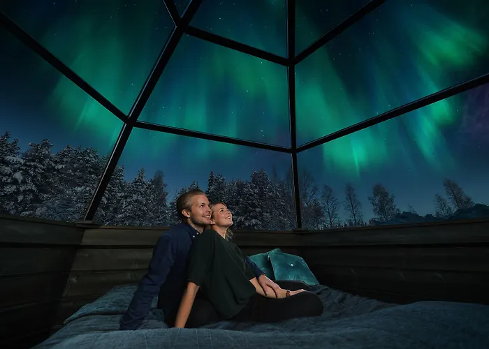 Arctic Snowhotel & Glass Igloos Sinettä