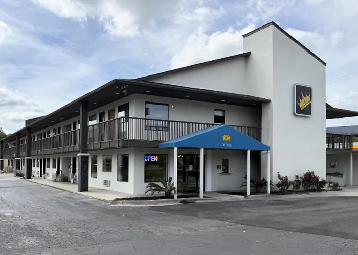 Super 8 By Wyndham Richmond Hill Motel