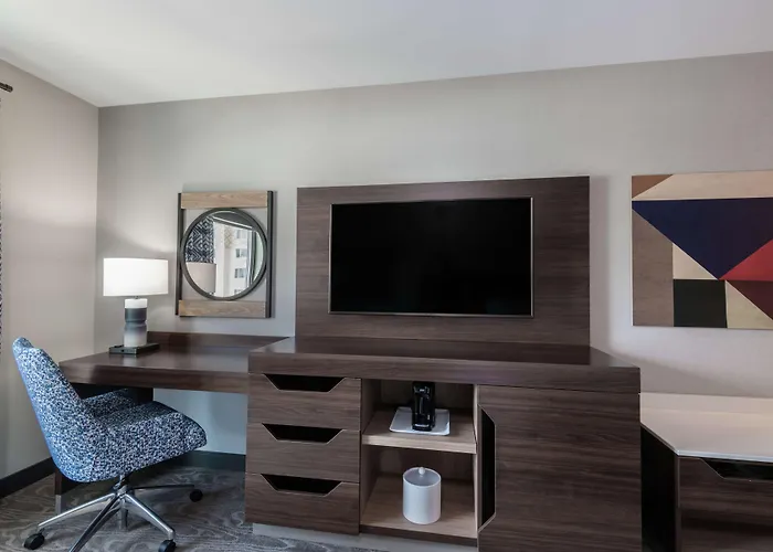 Hampton Inn & Suites Fort Wayne Downtown