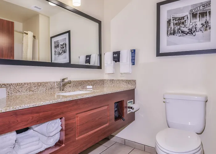 Cobblestone Hotel & Suites - Rhinelander