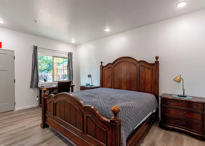 Hurricane Hideaway Lodging