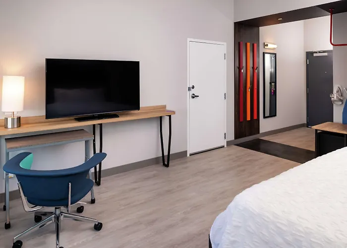 Tru By Hilton Staunton Hotel