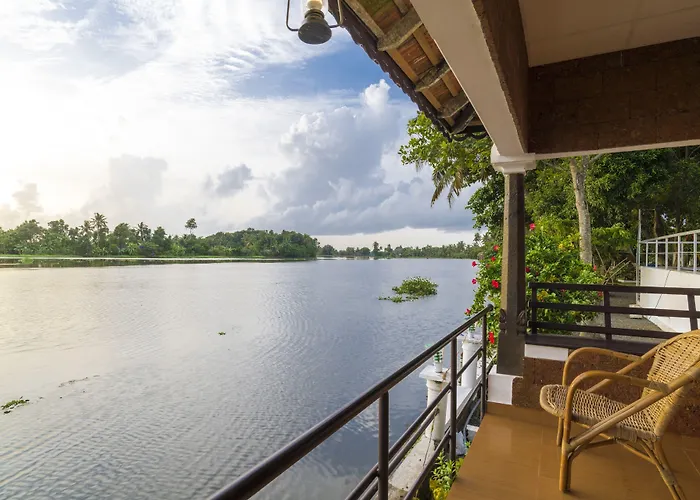 Warmth Lake Haven Alappuzha