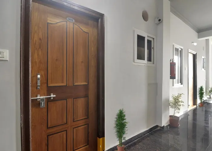 Super Townhouse Rcc Blizz Hotel Kondapur 