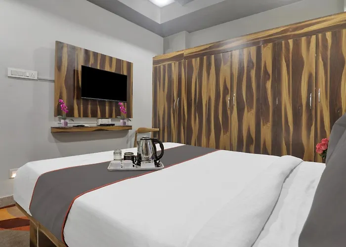 Super Townhouse Rcc Blizz Hotel Kondapur 