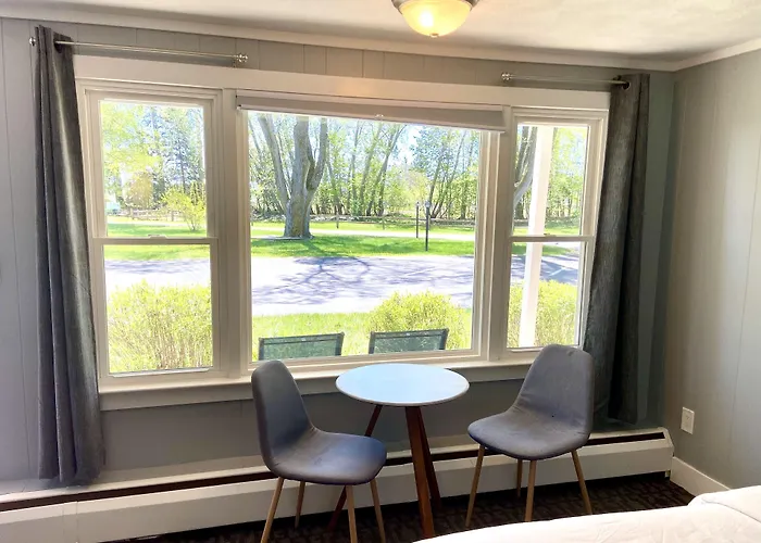 Elk Rapids Lakeshore Inn