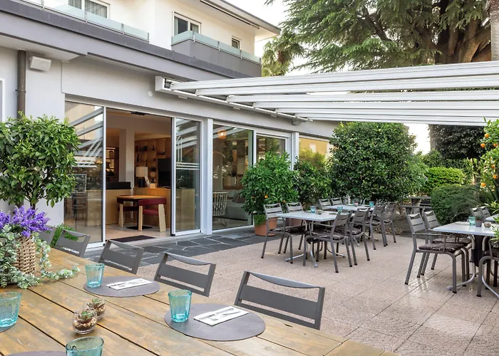 Ascona Lodge, Pool & Garden Retreat