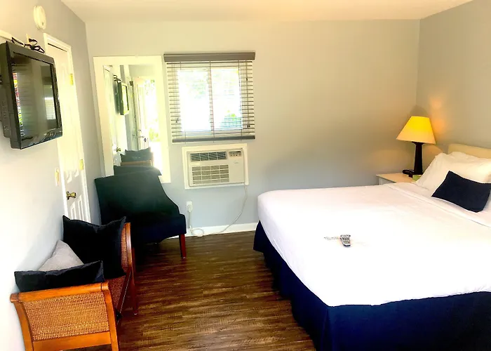 Shorewood Inn Jamesport