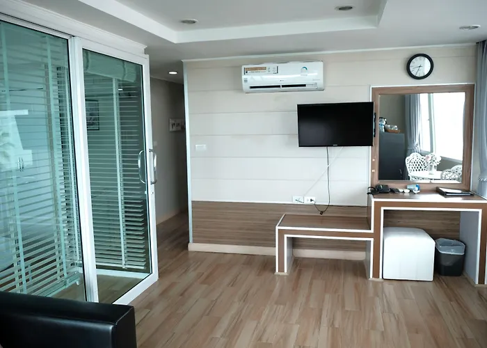 The Beach Front Resort, Pattaya