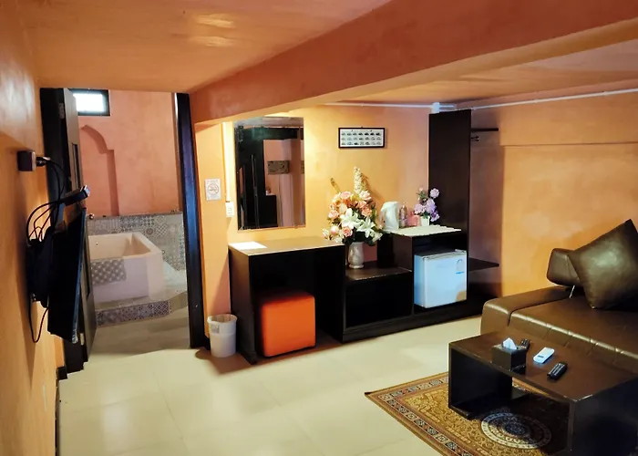 Retro Box Hotel Chumphon