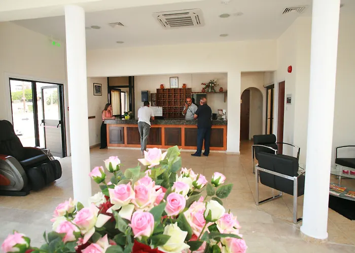 New York Plaza Hotel Apartments Пафос