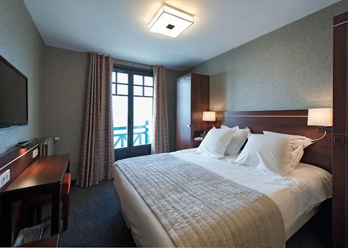 Les Ambassadeurs, Logis Hotel, Sa Creperie Et Son Rooftop - Saint Malo Plage