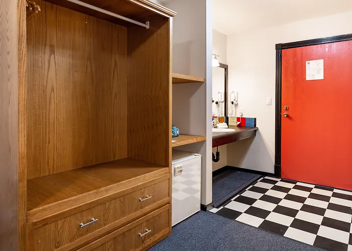 The Bulldog Hotel Silver Star
