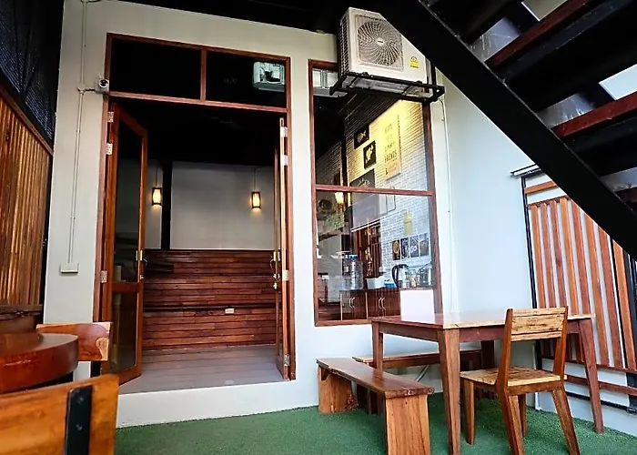 Lipe - Bloom Cafe And Hostel