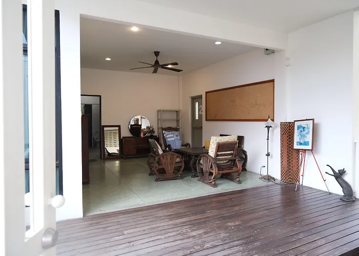 Feung Nakorn Balcony Rooms And Cafe Bangkok