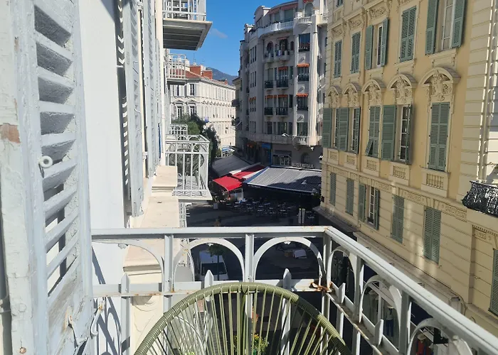Le Petit Trianon et le Charme des Suites Nice