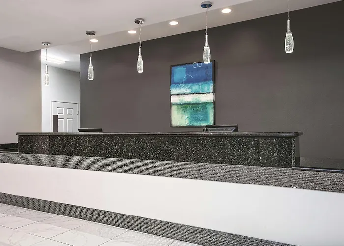 La Quinta Inn & Suites By Wyndham Mercedes Outlet Mall