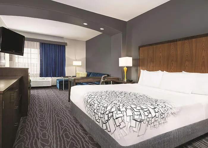 La Quinta Inn & Suites By Wyndham Mercedes Outlet Mall