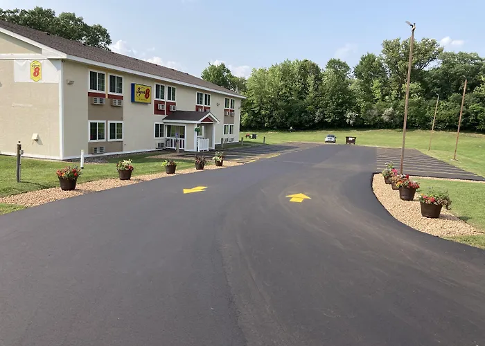 Super 8 By Wyndham Chisago City