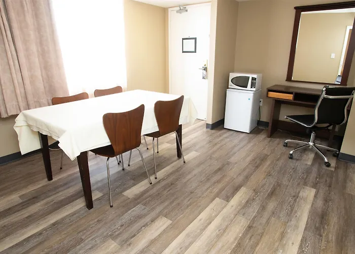 Super 8 By Wyndham Mississauga Hotel