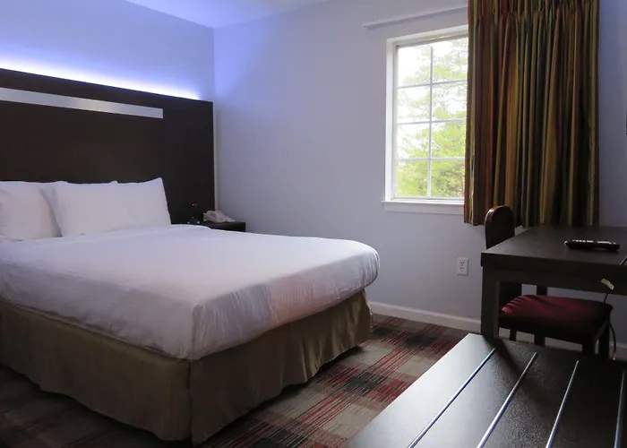 Luxbury Inn & Suites Maryville