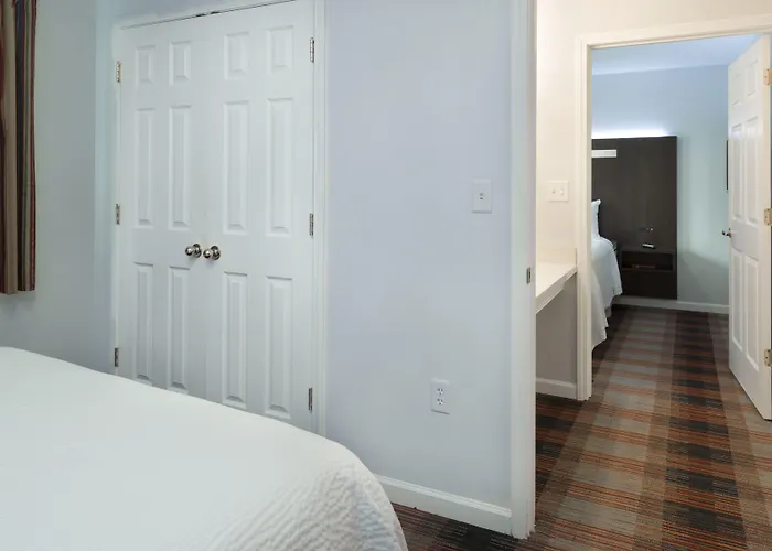 Luxbury Inn & Suites Maryville