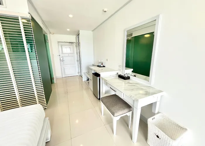 Andaman Beach Suites Hotel, Patong Phuket