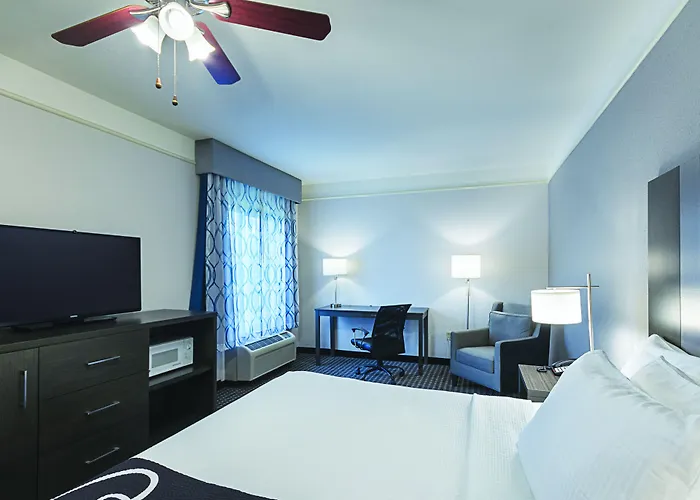 La Quinta By Wyndham Conroe Hotel