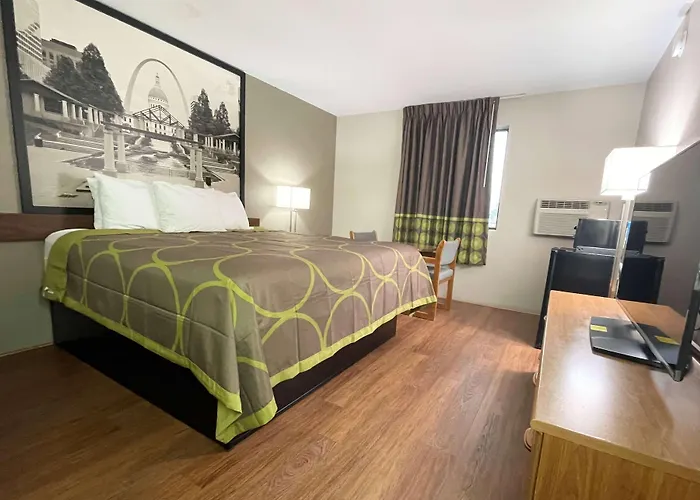 Super 8 By Wyndham Eureka/Six Flags Nearby Hotel