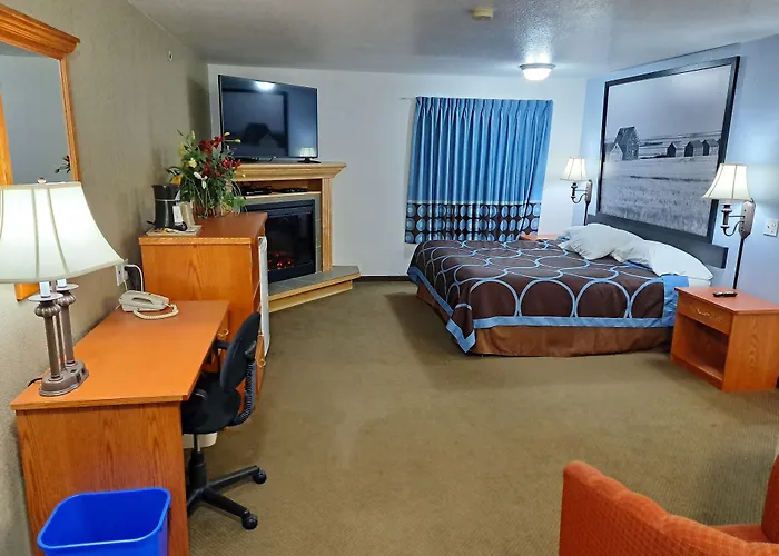 Super 8 By Wyndham Three Hills Ab Hotel