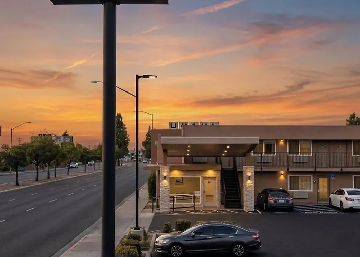 Days Inn By Wyndham Yosemite Area Fresno