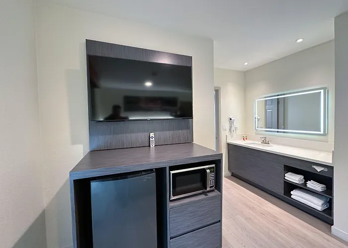 Ramada By Wyndham Anaheim Convention Center Hotel