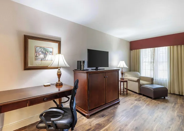 Best Western Plus Steeplegate Inn Davenport