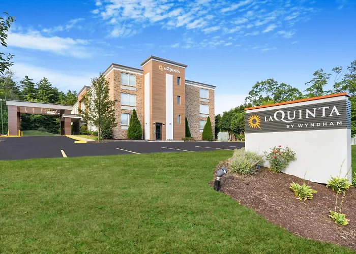 La Quinta By Wyndham Sturbridge Hotel