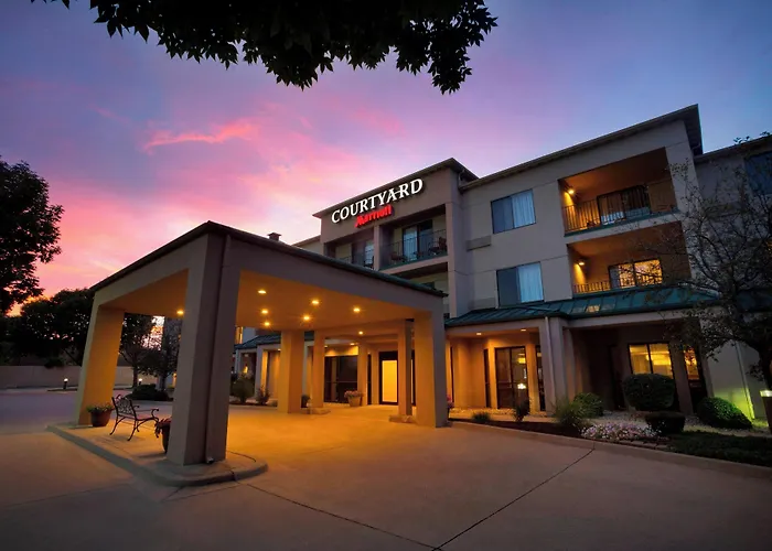 Courtyard By Marriott Champaign Hotel