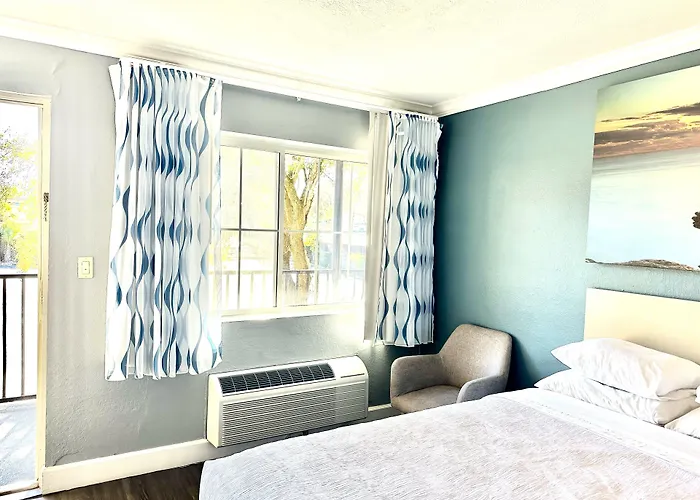 Days Inn By Wyndham Pensacola - Historic Downtown
