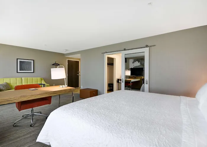 Hampton Inn & Suites Detroit/Warren
