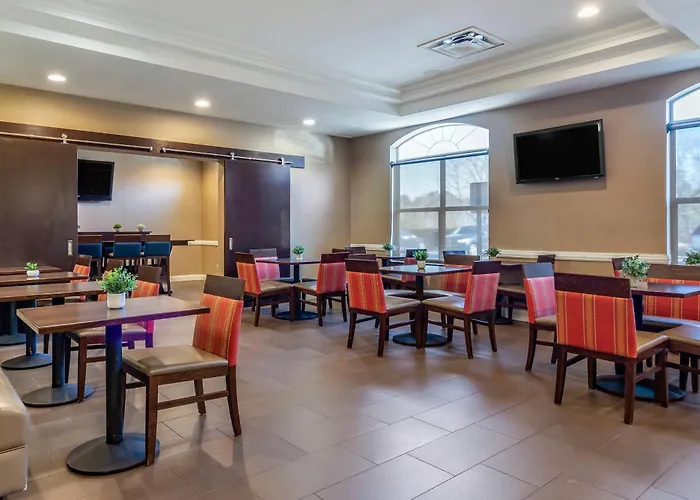 Comfort Inn & Suites Near Six Flags Lithia Springs