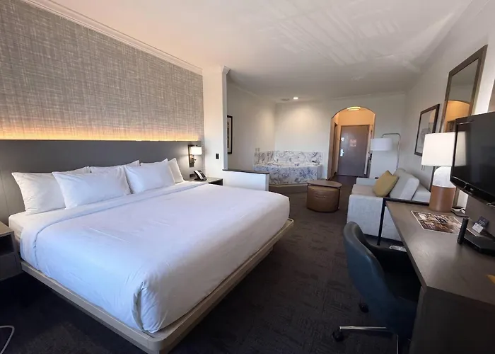 Comfort Suites Galveston Cruise Port Area - Beachside