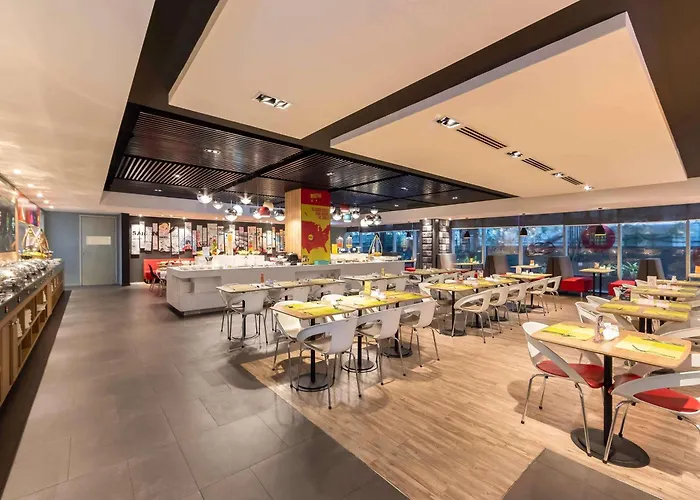 Ibis Saigon Airport Hotel โฮจิมินห์ซิตี้