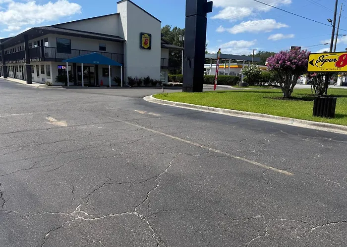 Super 8 By Wyndham Richmond Hill Motel