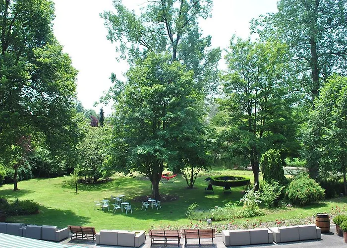 La Roseraie. Gaume-Ardenne-lacuisine sur Semois. Florenville
