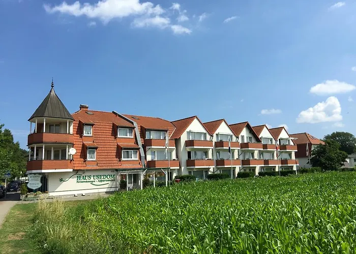 HAUS USEDOM Ferienwohnanlage mit Frühstücks-Restaurant gegenüber im Seeschlösschen Ostseebad Kölpinsee