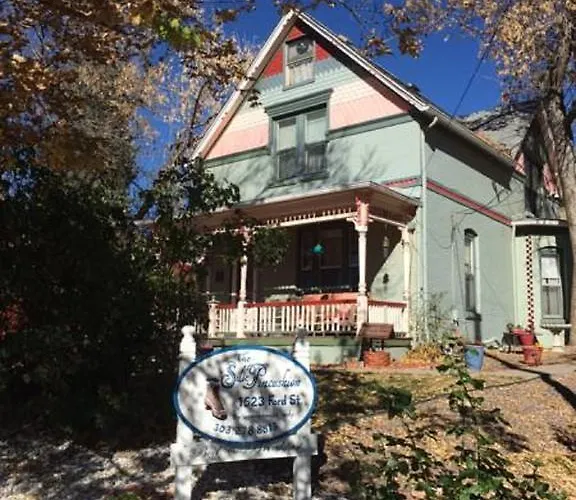 The Silk Pincushion (Adults Only) Bed & Breakfast Golden