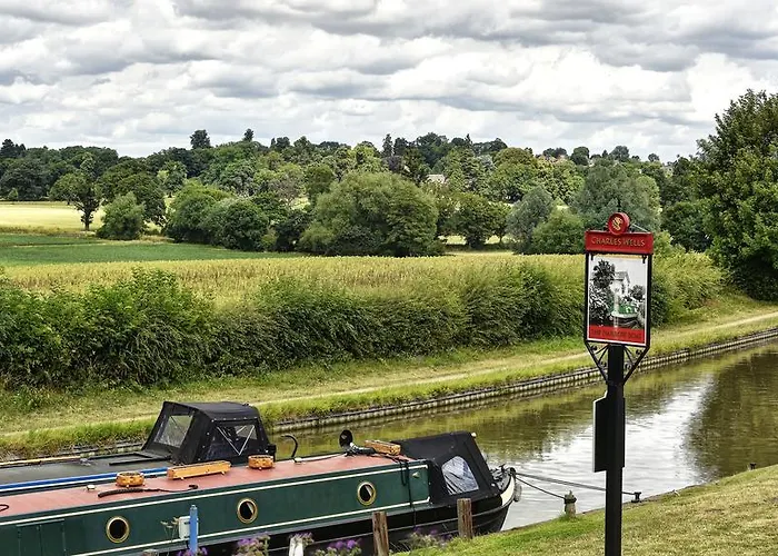 Narrowboat At Weedon Hotel Weedon Bec